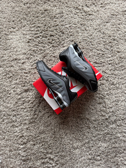 NIKE Shox R4